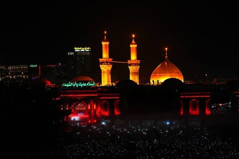 تبديل الراية الحمراء للقبة الحسينية الى راية الحزن والعزاء