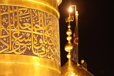 تبديل الراية الحمراء للقبة الحسينية الى راية الحزن والعزاء