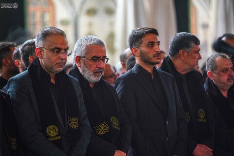پرچم عزای حسینی در حرم امیر مؤمنان علی (ع) برافراشته شد