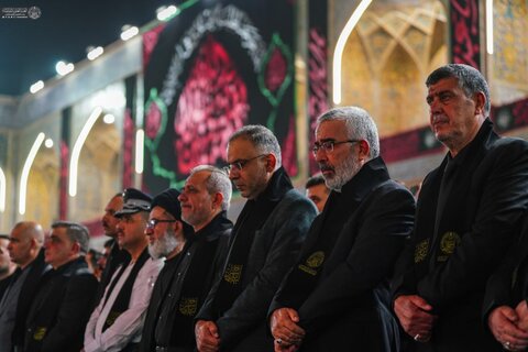 پرچم عزای حسینی در حرم امیر مؤمنان علی (ع) برافراشته شد