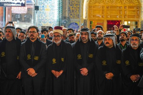 پرچم عزای حسینی در حرم امیر مؤمنان علی (ع) برافراشته شد