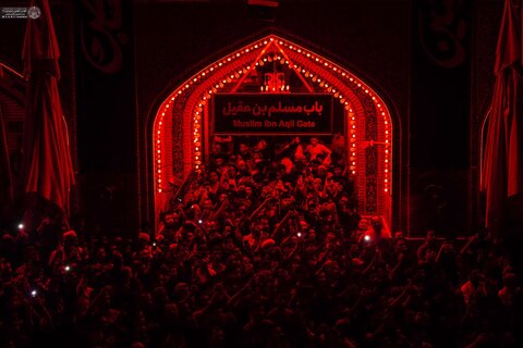 پرچم عزای حسینی در حرم امیر مؤمنان علی (ع) برافراشته شد