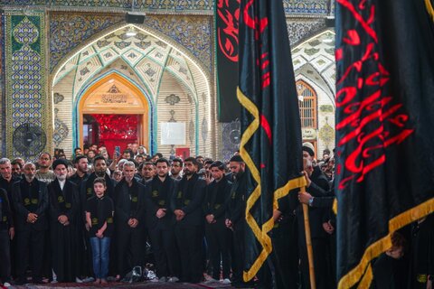 پرچم عزای حسینی در حرم امیر مؤمنان علی (ع) برافراشته شد