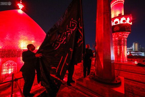 پرچم عزای حسینی در حرم امیر مؤمنان علی (ع) برافراشته شد