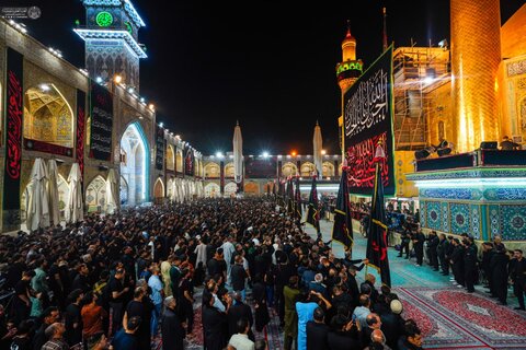 پرچم عزای حسینی در حرم امیر مؤمنان علی (ع) برافراشته شد