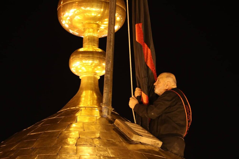 تصاویر/ مراسم تعویض پرچم گنبد امام حسین (ع) برگزار شد