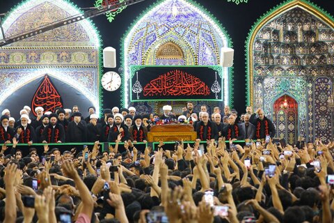 مراسم تعویض پرچم گنبد امام حسین (ع) برگزار شد