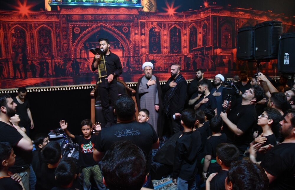 تصاویر/ حضور نماینده ولی فقیه در فارس در جمع عزاداران حسینی هیئات مختلف شیراز در شب دوم محرم ۱۴۰۳
