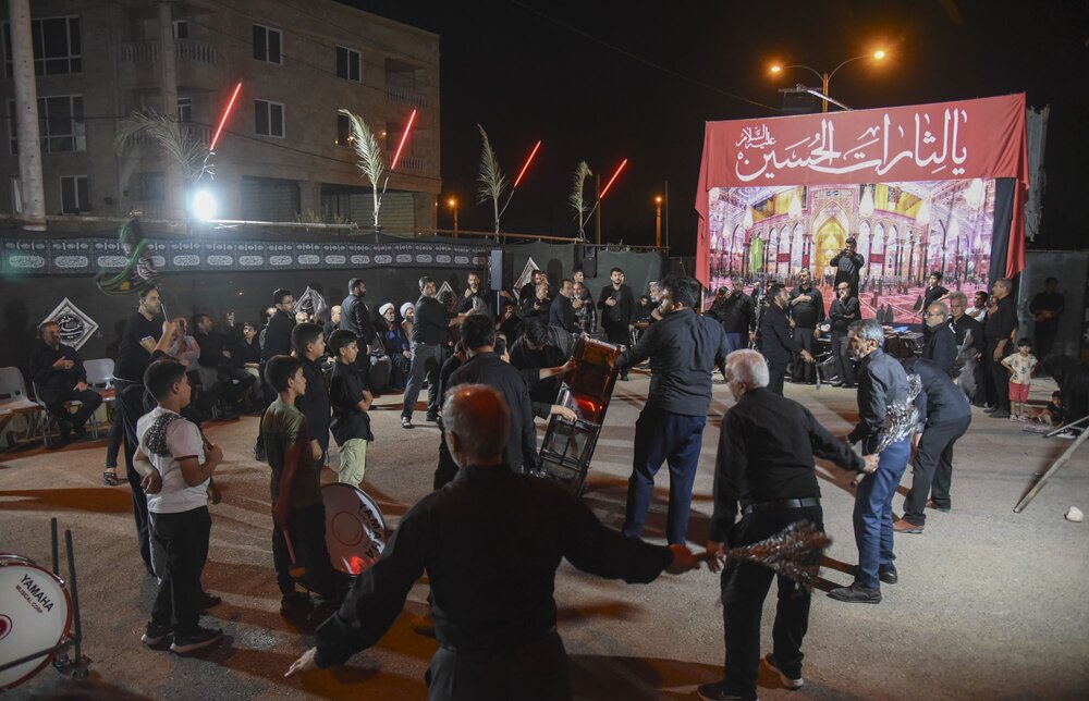 تصاویر|  حضور نماینده ولی فقیه در فارس در جمع عزاداران حسینی هیئات مختلف شیراز در شب سوم محرم ۱۴۰۳