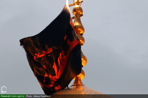 Images/ La cérémonie de changement du drapeau du sanctuaire de Hazrat Fatima Masoumeh (PSL), la première nuit de Muharram