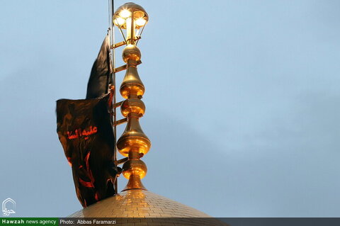 Images/ La cérémonie de changement du drapeau du sanctuaire de Hazrat Fatima Masoumeh (PSL), la première nuit de Muharram