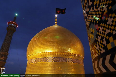 Images/ La cérémonie de changement du drapeau du sanctuaire de Hazrat Fatima Masoumeh (PSL), la première nuit de Muharram