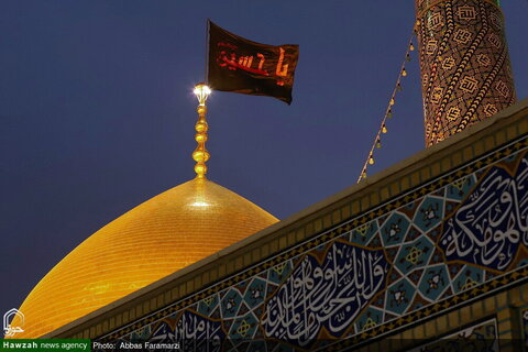 Images/ La cérémonie de changement du drapeau du sanctuaire de Hazrat Fatima Masoumeh (PSL), la première nuit de Muharram