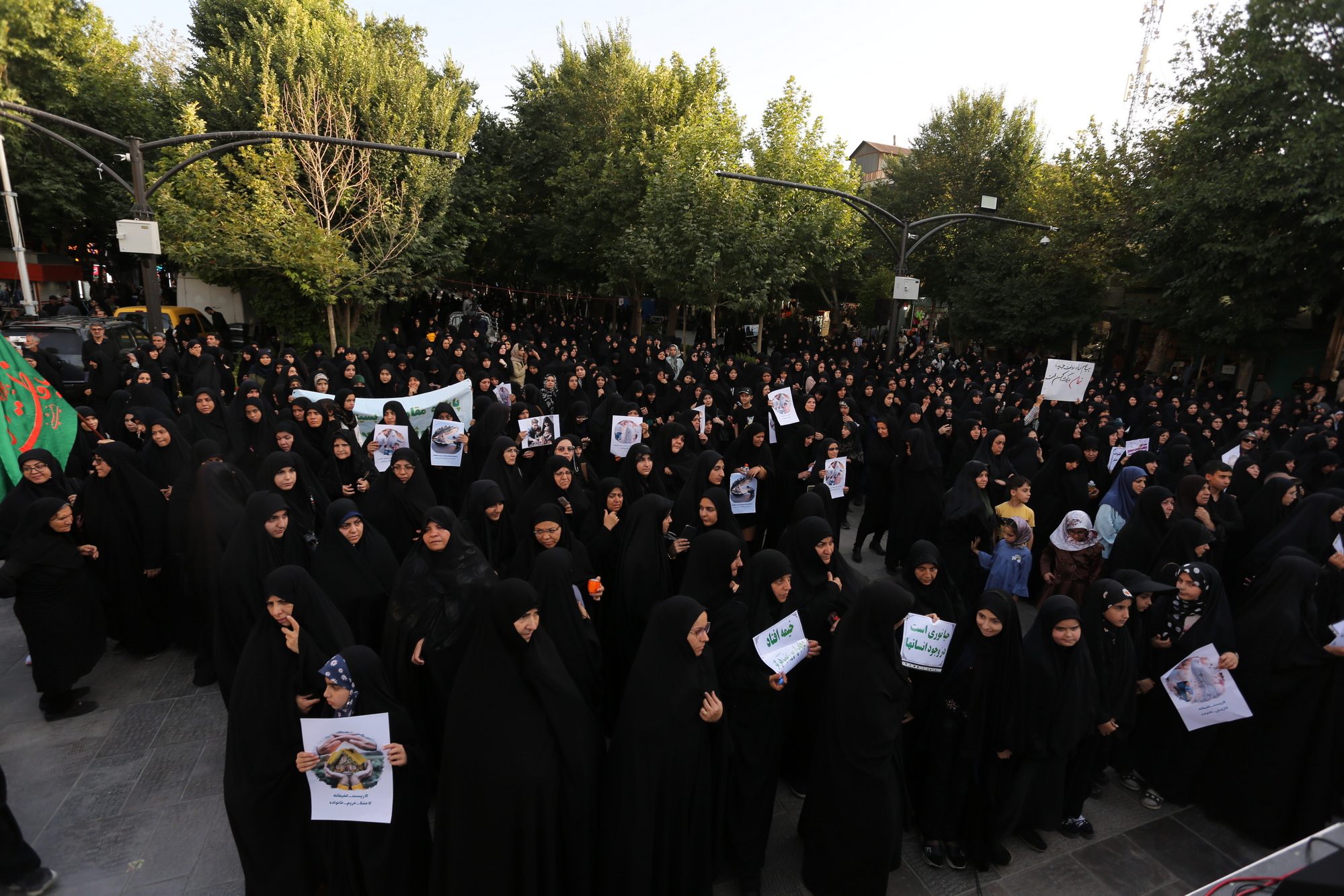 تصاویر / اجتماع بزرگی خانوادگی عفاف و حجاب با عنوان «ریحانه» در اصفهان