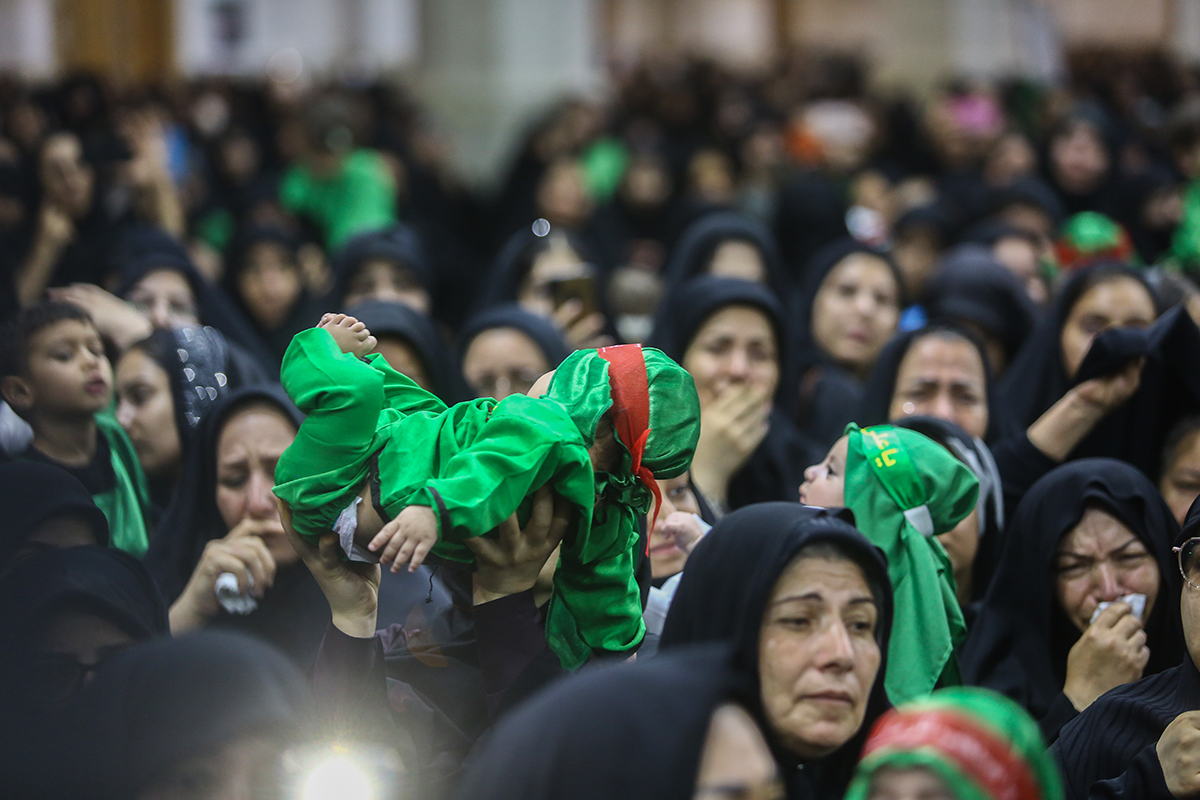 بالصور/ تعاطف نساء مدينة قم مع السيدة رباب زوجة الامام الحسين (ع) في مرقد السيدة فاطمة المعصومة (ع)