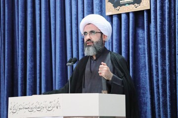 نهضت عاشورا برای همه اقشار و گروه‌ها درس دارد