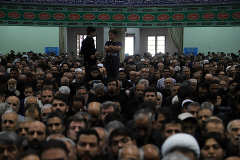 تصاویر / اقامه نماز بر پیکر پدر شهیدان حجازی