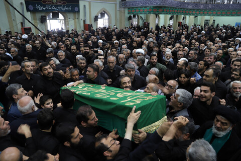 تصاویر / اقامه نماز بر پیکر پدر شهیدان حجازی