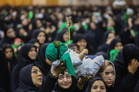 تعاطف نساء مدينة قم مع السيدة رباب زوجة الامام الحسين (ع) في مرقد السيدة فاطمة المعصومة (ع)