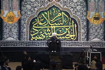 چهار امام معصوم دستان حضرت عباس(ع) را بوسه زده اند