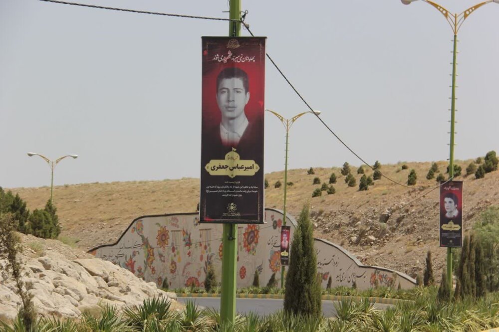 نصب گزیدهای از وصایای شهدای کاشان با موضوع امام حسین(ع) در سطح شهر+تصاویر