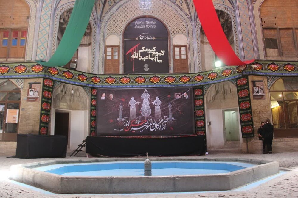 نصب پلاکارد واعظین متوفی کاشانی در بازار + تصاویر