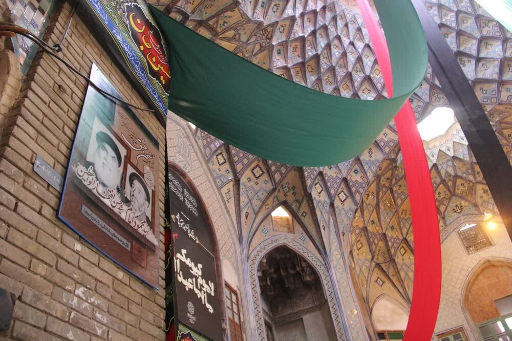 نصب پلاکارد واعظین متوفی کاشانی در بازار + تصاویر