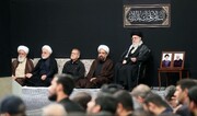 قائد الثورة يحضر مراسم إحياء ليلة الحادي عشر من المحرم في حسينية الإمام الخميني + صور