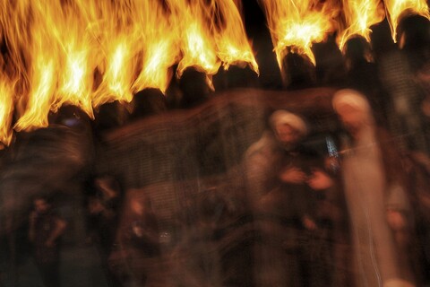 تصاویر/ آیین مشعل گردانی نجفی های مقیم قم در شب عاشورا