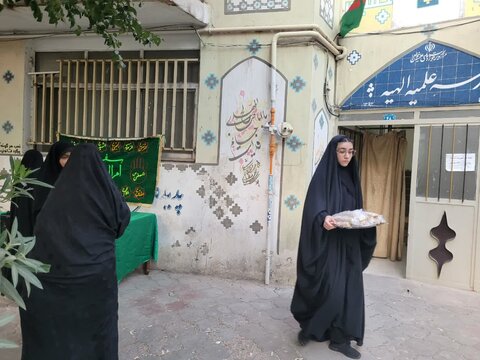 تصاویر/پخت غذای نذری توسط جهادگران مدرسه علمیه الهیه ساوه در شب عاشورای حسینی