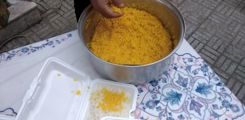 تصاویر/پخت غذای نذری توسط جهادگران مدرسه علمیه الهیه ساوه در شب عاشورای حسینی