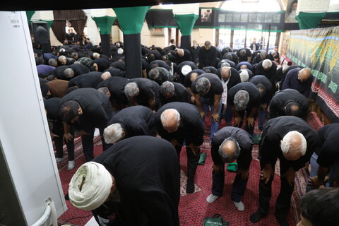 تصاویر / اقامه نماز ظهر عاشورا در مدرسه آقا " امام جعفر صادق (ع) " قم