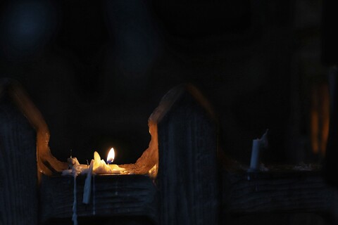 تصاویر/ شمع‌هایی که شب شام غریبان در سوگ اهل بیت(ع) سوختند