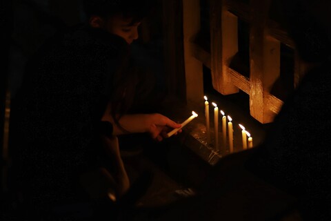 تصاویر/ شمع‌هایی که شب شام غریبان در سوگ اهل بیت(ع) سوختند