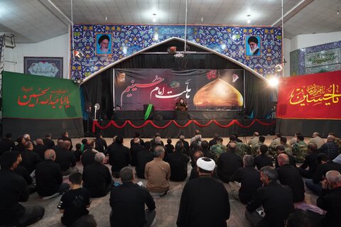 تصاویر عزاداری مردم خرم آباد در حسینیه ثارالله با حضور آیت الله سید احمد خاتمی