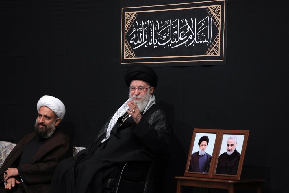 इमाम ख़ुमैनी इमामबाड़े में शामे ग़रीबां की मजलिस आयोजित की गई इमाम ख़ुमैनी इमामबाड़े में शामे ग़रीबां की मजलिस आयोजित की गई