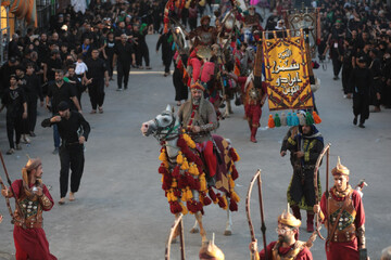 تصاویر/ اجرای شبیه‌سازی به اسارت بردن خاندان امام حسین (ع) از کربلا به کوفه در کربلا