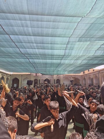 تصاویر آئین عزاداری ۱۳ محرم در مسجد آخوند ملااسماعیل(ره) یزد