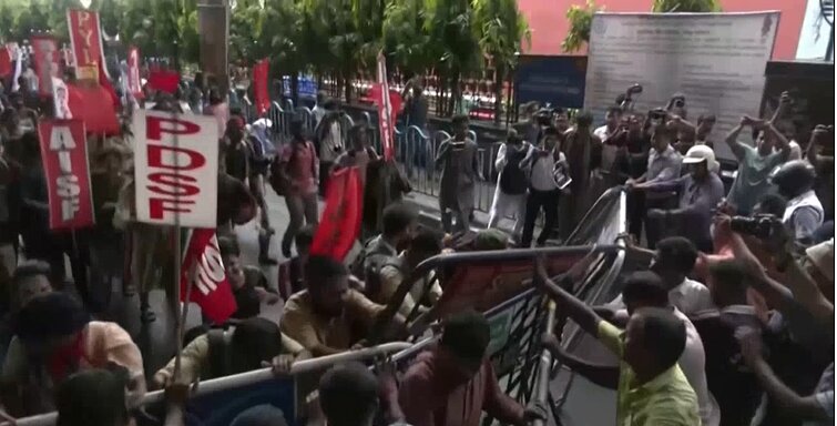 বাংলাদেশে রক্তক্ষয়ী সংঘর্ষে নিহত হয়েছেন আরও ৫১ জন বাংলাদেশে রক্তক্ষয়ী সংঘর্ষ