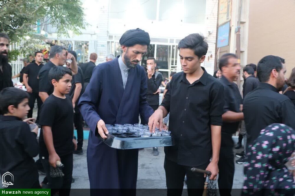 تصویری خاص از پذیرایی امام جمعه اردکان از مردم در مراسم عزاداری اباعبدالله(ع)