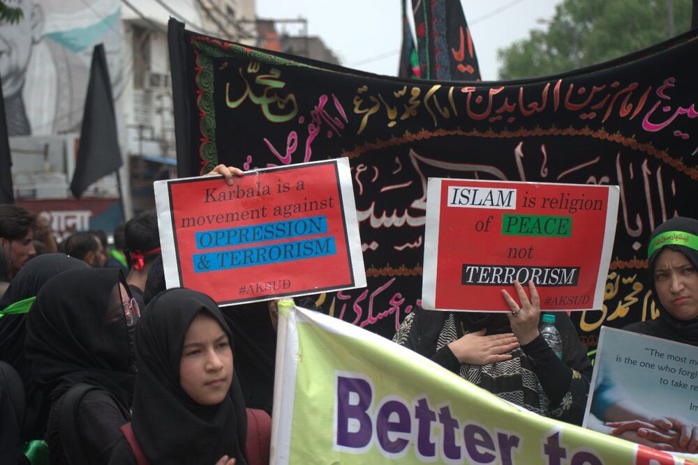 یونیورسٹیوں کے طلباء و طالبات کو تحریکِ کربلا کے مختلف پہلووں پر غور کرنا چاہیے