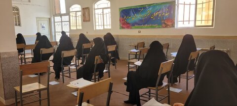 تصاویر/بازدید مدیر حوزه علمیه خواهران استان مرکزی از محل برگزاری آزمون سطح سه در اراک