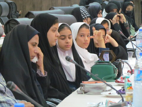 تصاویر/ نشست امام جمعه دیّر با دانش آموزان نخبه