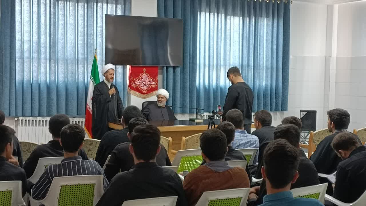 تصاویر/ درس اخلاق طلاب شرکت کننده در طرح ارتقایی شهید رئیسی مدرسه علمیه امام خمینی(ره) شهرستان خوی