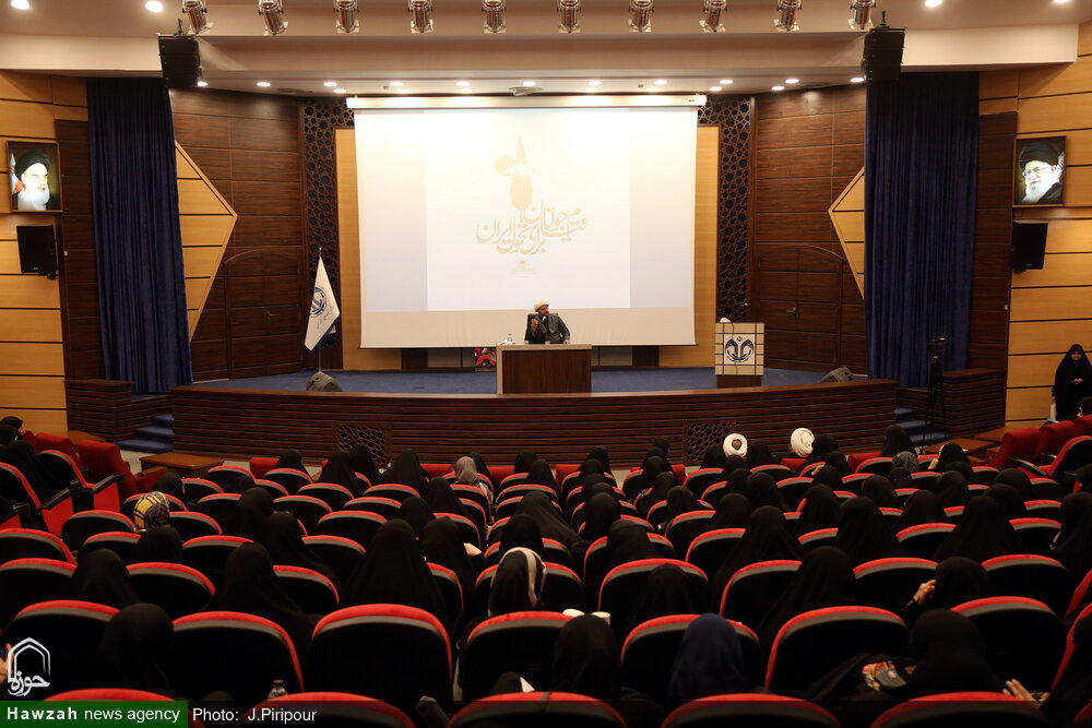 امام خمینی(ره) با تکیه بر دانشهای حوزوی انقلاب کرد / تفسیر امامین انقلاب از جایگاه زن حیرت انگیز است