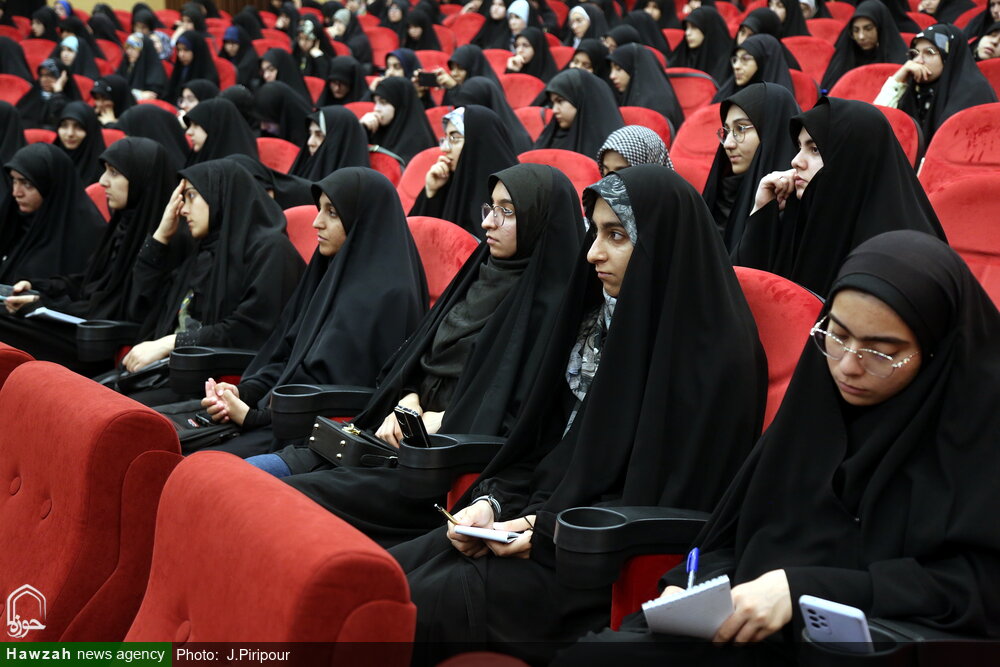 امام خمینی(ره) با تکیه بر دانشهای حوزوی انقلاب کرد / تفسیر امامین انقلاب از جایگاه زن حیرت انگیز است