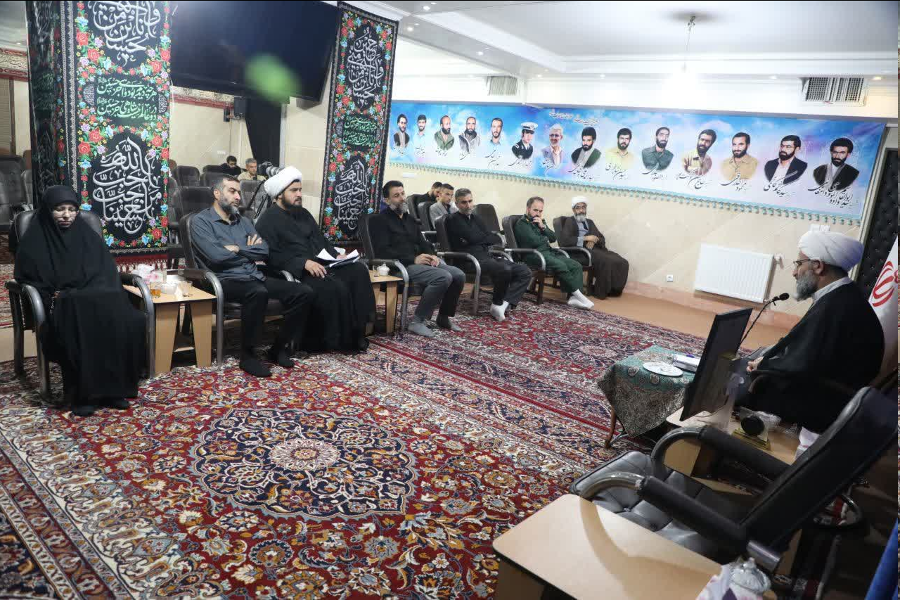 اجازه ندهید «میزهای خدمت» جنبه نمایشی و تشریفاتی پیدا کند!/اگر برای تشویق دیگران کار کنیم، راه را گم کردهایم