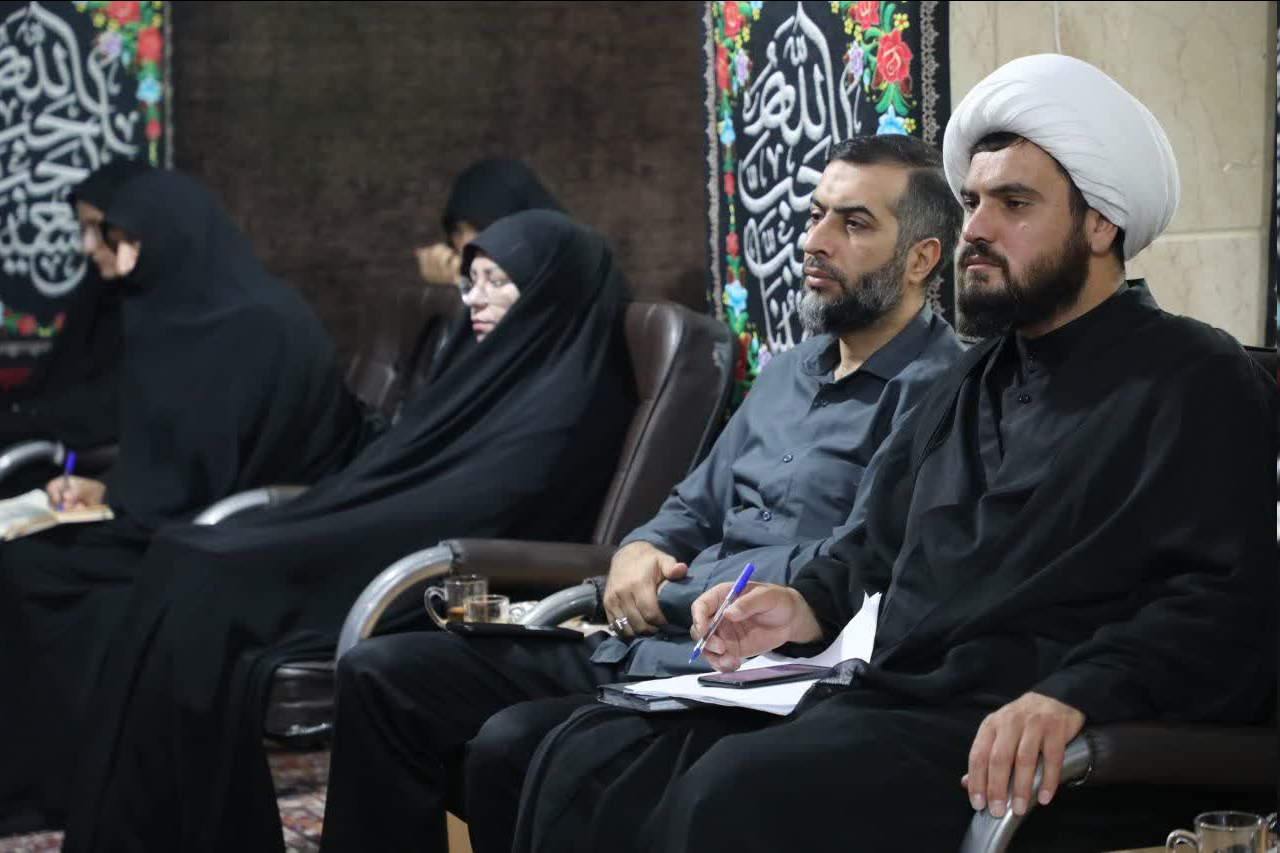 اجازه ندهید «میزهای خدمت» جنبه نمایشی و تشریفاتی پیدا کند!/اگر برای تشویق دیگران کار کنیم، راه را گم کردهایم