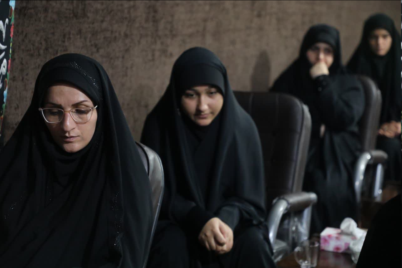 اجازه ندهید «میزهای خدمت» جنبه نمایشی و تشریفاتی پیدا کند!/اگر برای تشویق دیگران کار کنیم، راه را گم کردهایم