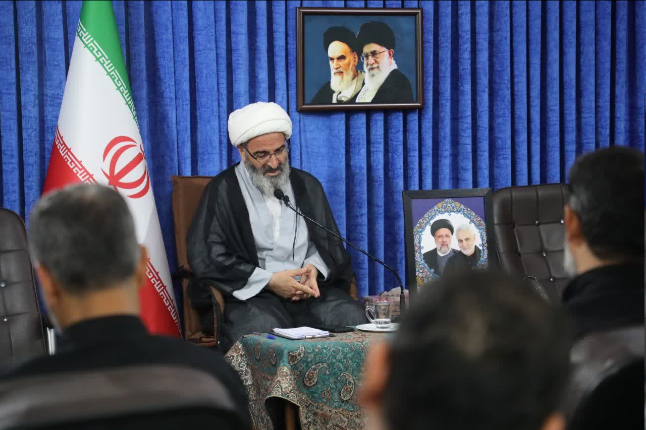 اجازه ندهید «میزهای خدمت» جنبه نمایشی و تشریفاتی پیدا کند!/اگر برای تشویق دیگران کار کنیم، راه را گم کردهایم